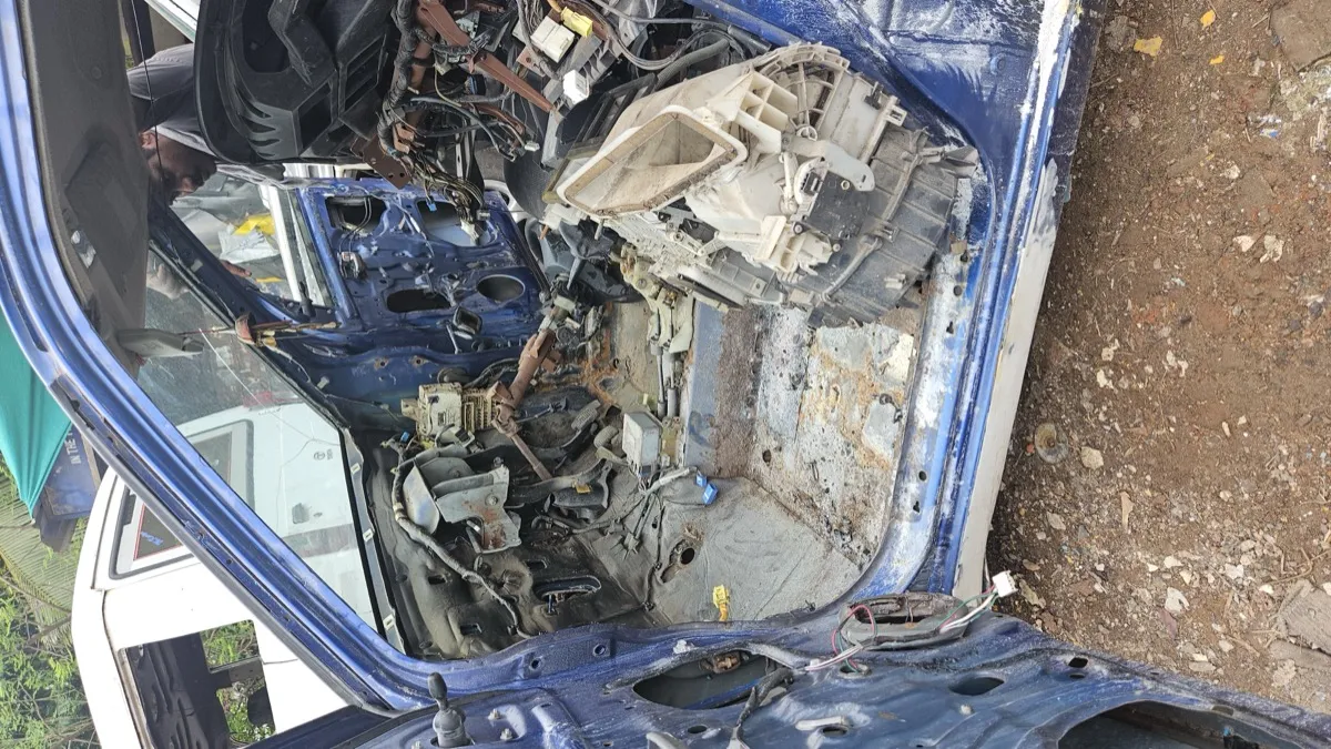 Car AC system diagnostic test using manifold gauge — checking refrigerant pressure Chennai
